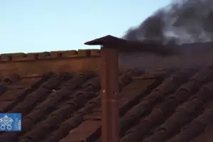 Fumata negra: sin acuerdo en la primera votacin para elegir al nuevo Papa