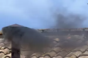 Segunda fumata negra en el Vaticano: los cardenales siguen sin lograr el consenso