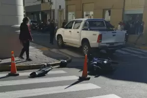 Choque en pleno centro: motocicleta impact con una camioneta