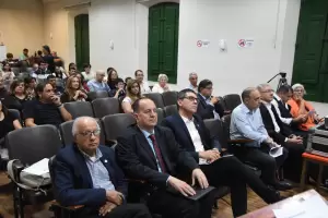 A sala llena se estren el corto documental "Esqui, el orador, el hombre"