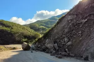 Precaucin: Ruta n 1 con derrumbes a la altura de Las Chacritas