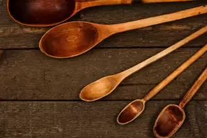 El truco definitivo para limpiar las cucharas de madera y dejarlas como nuevas