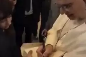 Len XIV sorprende con un gesto cercano y una broma sobre su firma