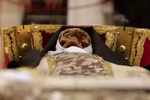 Espaa exhibe el cuerpo de Santa Teresa de Jess por primera vez en 100 aos