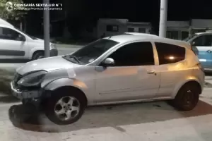 Violento arroj a su esposa del auto en movimiento