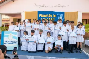 Alumnos de los niveles primario y secundario prometieron lealtad a la Constituci�n Nacional y Provincial