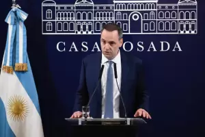 Endurecen los requisitos para los extranjeros y confirman el cobro en hospitales