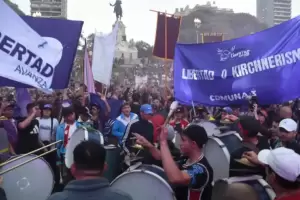 Video: un periodista sufri el robo de su celular en pleno cierre de campaa de LLA