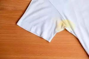 Los trucos caseros para eliminar las manchas amarillas de la ropa blanca