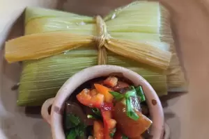 Saborear humita en chala bien catamarquea, la propuesta en El Pueblo Perdido