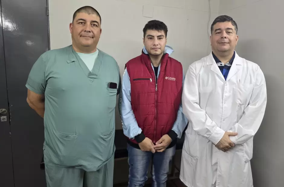 Dr. Fernando Lestussi y  el Dr. Hctor Leiva junto al paciente