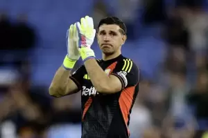 Dice adis? "Dibu" Martnez se retir llorando del estadio del Aston Villa