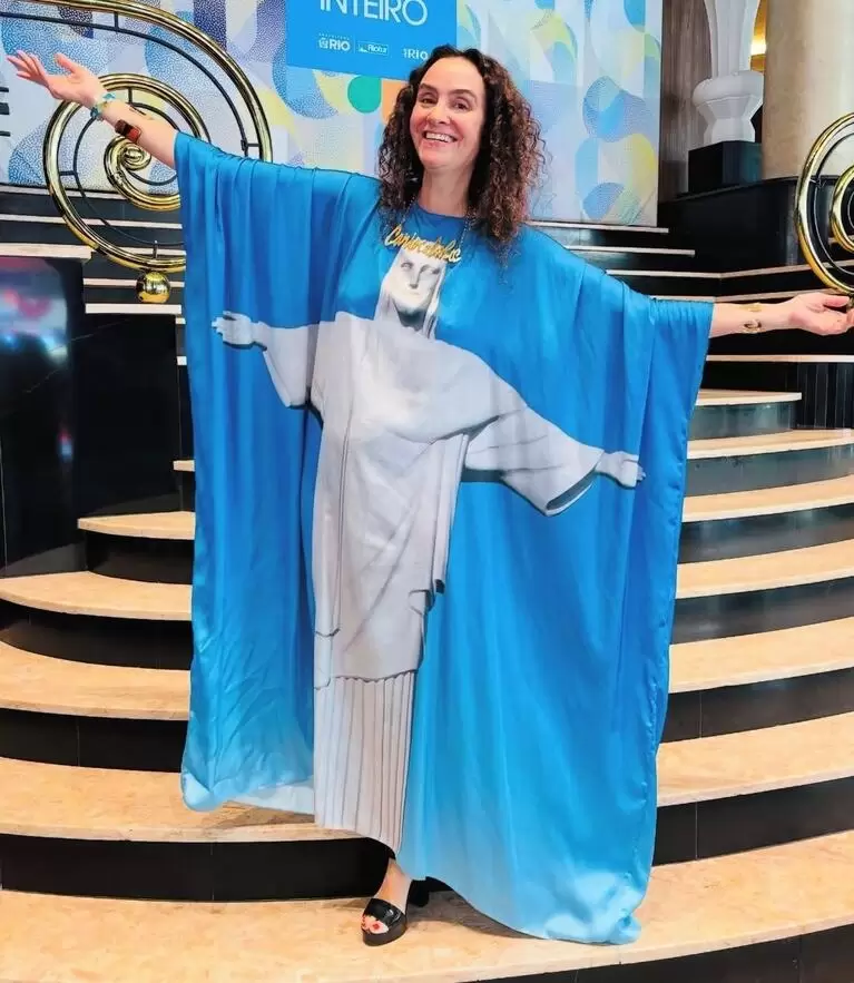 Alessa Migani con una tnica con la imagen del Cristo Redentor. (Foto: @casadaalessa)