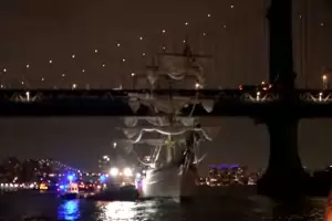 Impactante choque de un buque contra el Puente de Brooklyn: 20 heridos y daos materiales