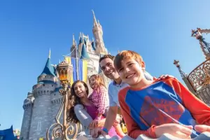 El dlar barato sale del colchn para ir a Disney: requisitos para la visa
