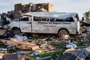 Devastacin en EE.UU.: al menos 27 muertos tras el paso de un violento sistema de tornados