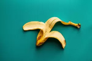 Si tens cscaras de bananas, no las tires: por qu recomiendan ponerlas en un frasco con agua
