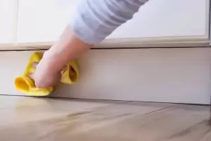 El truco con un ingrediente para limpiar los zcalos de tu casa y dejarlos brillantes