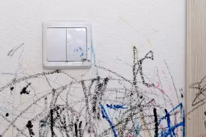 Ni pintar ni lavandina: el mtodo para eliminar las manchas de tu puerta blanca