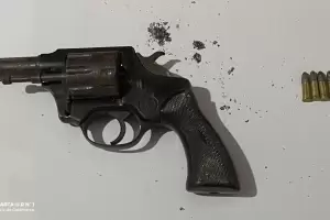 Una vecina entreg un arma de fuego y cartuchos hallados en su patio