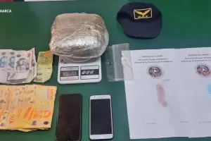 Circulaba en moto con casi un kilo de marihuana