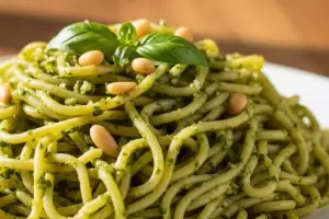 Ni albahaca ni perejil: receta de pesto con pistachos, limn y una hoja verde impensada