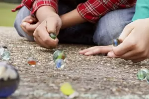 Realizan  un Torneo de Bolillas en la Plaza Ara San Juan