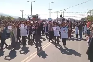 Docentes protestaron frente  Jalil durante el desfile por el aniversario de Chumbicha