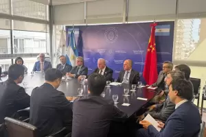 Dusso se reuni con autoridades de una de las ciudades portuarias de China