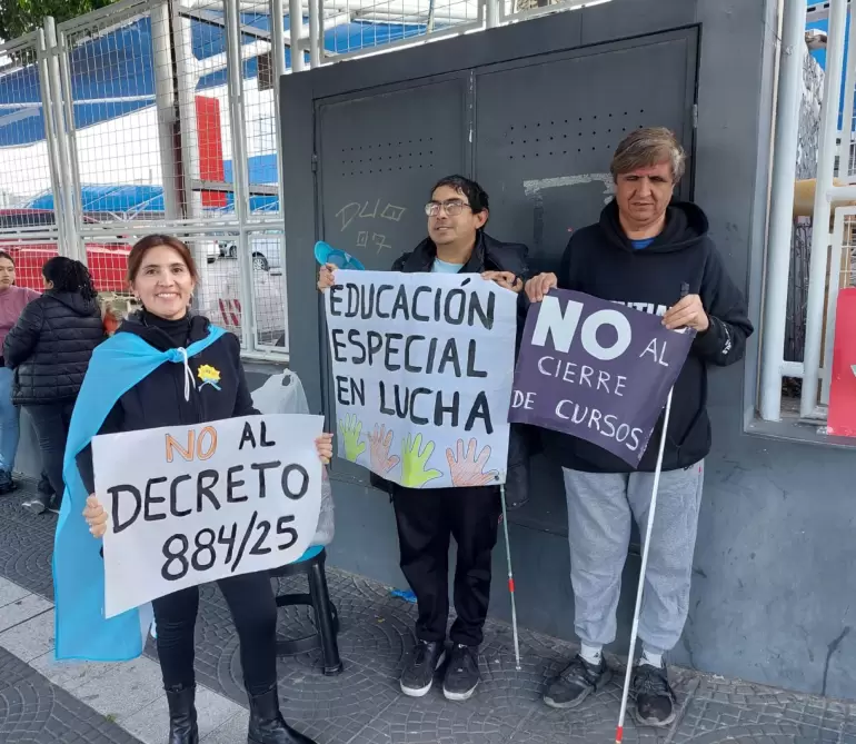 Multitudinaria marcha de Docentes Autoconvocados contra el decreto del Gobierno