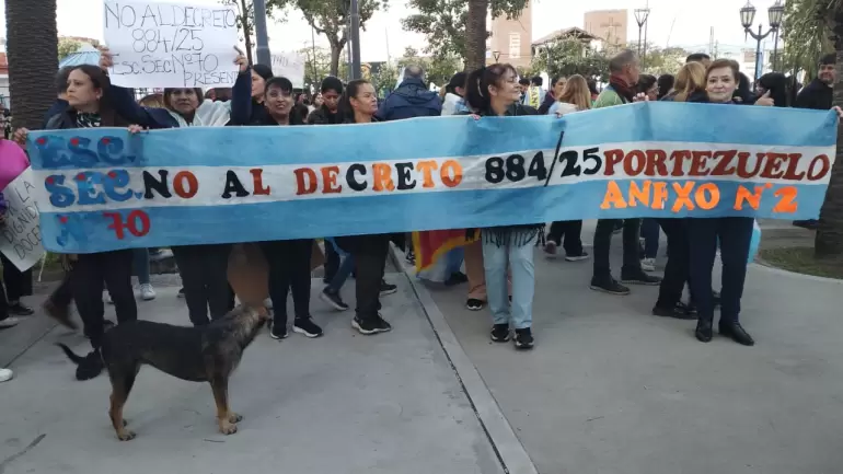 Multitudinaria marcha de Docentes Autoconvocados contra el decreto del Gobierno
