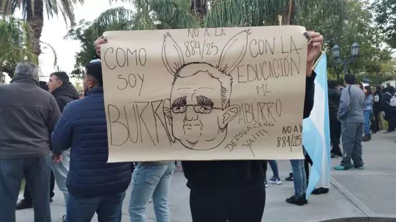 Multitudinaria marcha de Docentes Autoconvocados contra el decreto del Gobierno