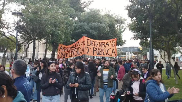 Multitudinaria marcha de Docentes Autoconvocados contra el decreto del Gobierno