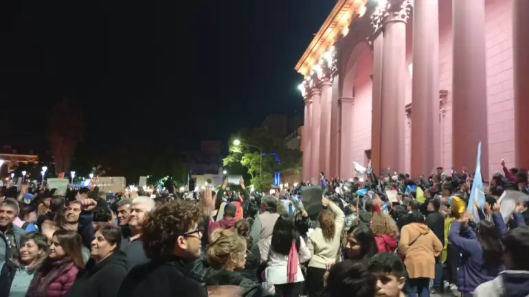 Multitudinaria marcha de Docentes Autoconvocados contra el decreto del Gobierno