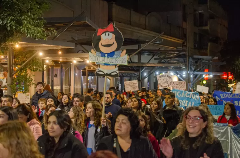 Multitudinaria marcha docente. (Foto: Gustavo Roldn)