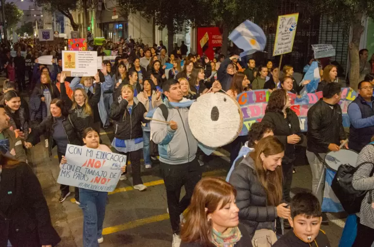 Multitudinaria marcha docente. (Foto: Gustavo Roldn)