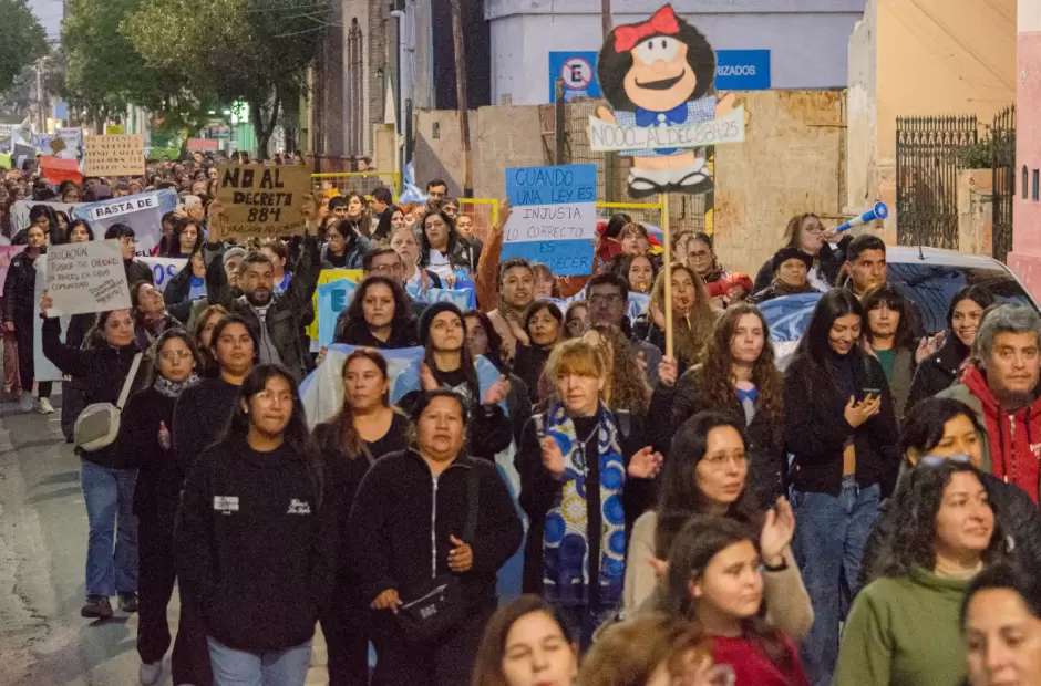 Multitudinaria marcha docente. (Foto: Gustavo Roldn)