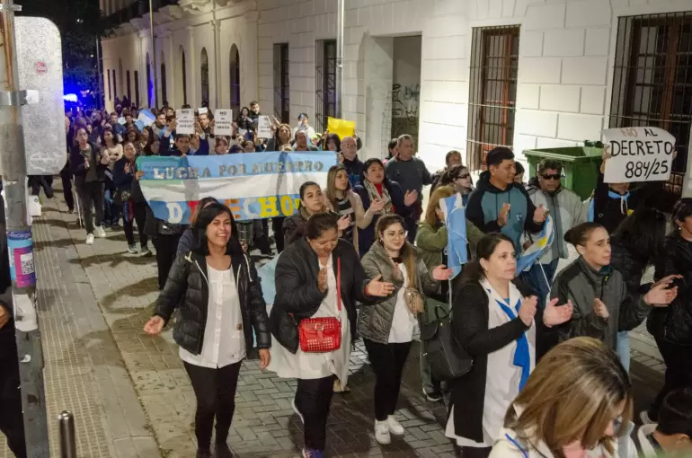 Multitudinaria marcha docente. (Foto: Gustavo Roldn)