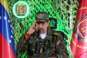 Venezuela con fronteras cerradas, 400 mil militares en las calles y una oposicin dividida