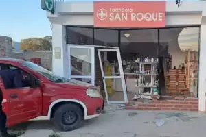 Un hombre choc contra una farmacia en plena maana