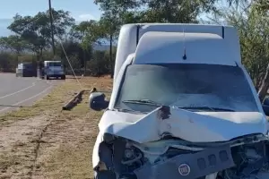 Una camioneta se incendi tras chocar contra un poste