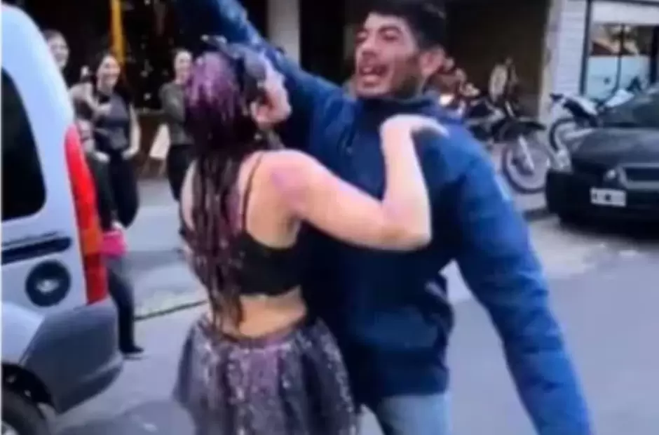 Festejaron juntos y son virales