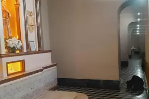 La pobreza durmiendo a los pies del Beato Esqui: una postal que duele