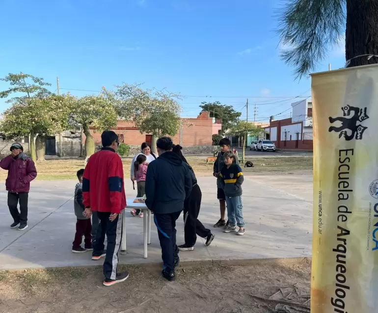 Con juegos y alegría, vecinos disfrutaron del Torneo de Bolillas en la Plaza Ara San Juan