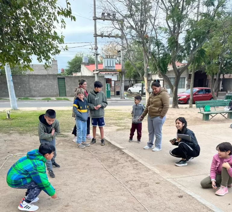 Con juegos y alegría, vecinos disfrutaron del Torneo de Bolillas en la Plaza Ara San Juan