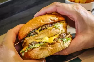 Burger Day: un bar de Catamarca celebra con hamburguesas gratis y un sorprendente sorteo