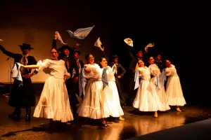 A sala llena, se realiz la Fiesta de Gala por el 25 de Mayo de la UNCA