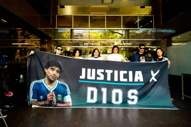 "Agua por todos lados": el estremecedor relato forense en el juicio por la muerte de Maradona