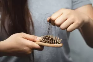 El impresionante truco para que los pelos no se queden en el cepillo