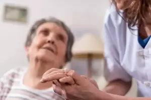 Tres hijos debern pagar una cuota alimentaria a su madre anciana